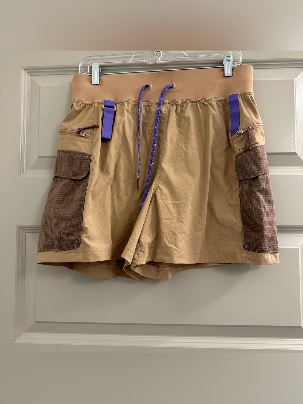 Lululemon Multi-Pocket Cargo High-
Rise Hiking Short 5" - Picture 3 of 6